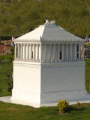 180px-The_maussolleion_model_dsc02711-miniaturk_nevit.jpg