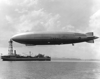 USS_Los_Angeles_moored_to_USS_Patoka,_1931.jpg