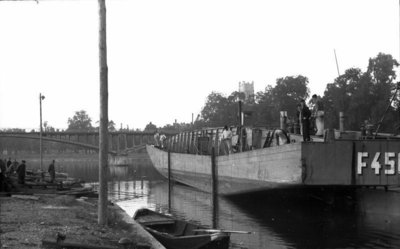 Bundesarchiv_Bild_101II-M2KBK-218-12,_Frankreich,_Landungsboot_im_Hafen.jpg